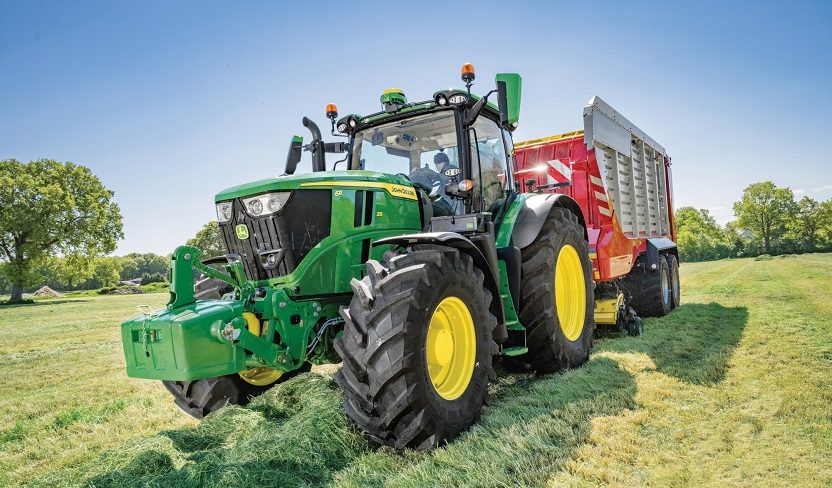 Vihreä traktori maataloustöissä.